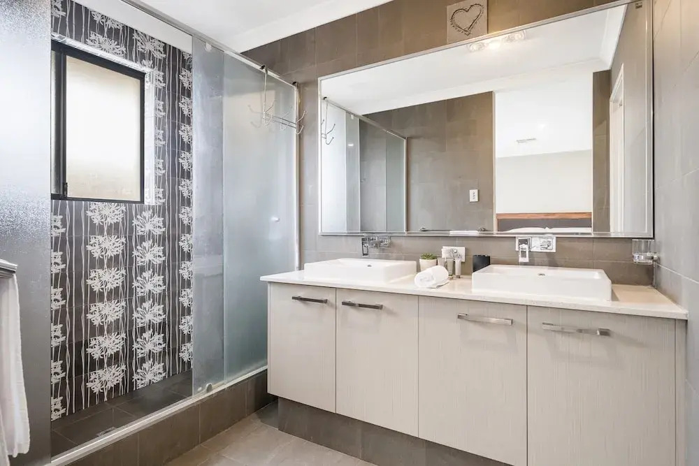 Spacious 4-bed House With Outdoor Area