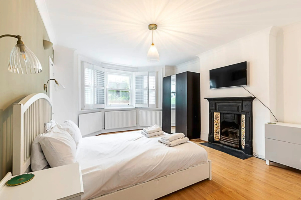 Cosy and Modern Battersea Home
