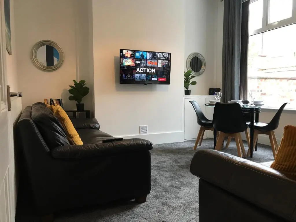 Bright Spacious 3-bed With Office & Patio, Preston