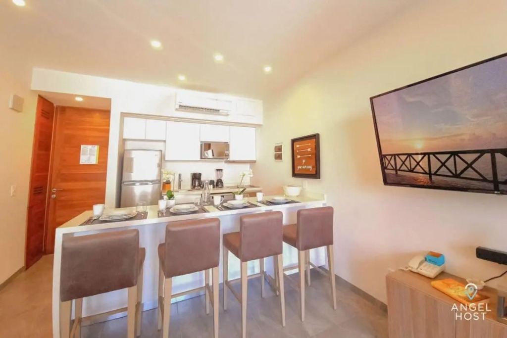 2Br W Dual Pools, Near Beach & 5Th Ave