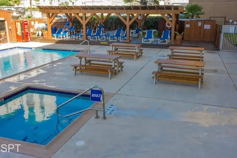 Luxe 1 bedroom Walk to Beach Pool 1 Bedroom Home by RedAwning