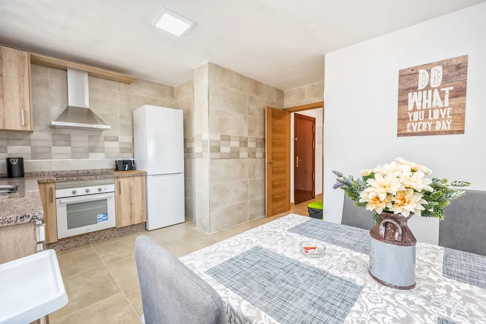 Malaga Station Apartment - Modern Apartment in Málaga Capital, 10 Mins Walk to Beach, Wifi