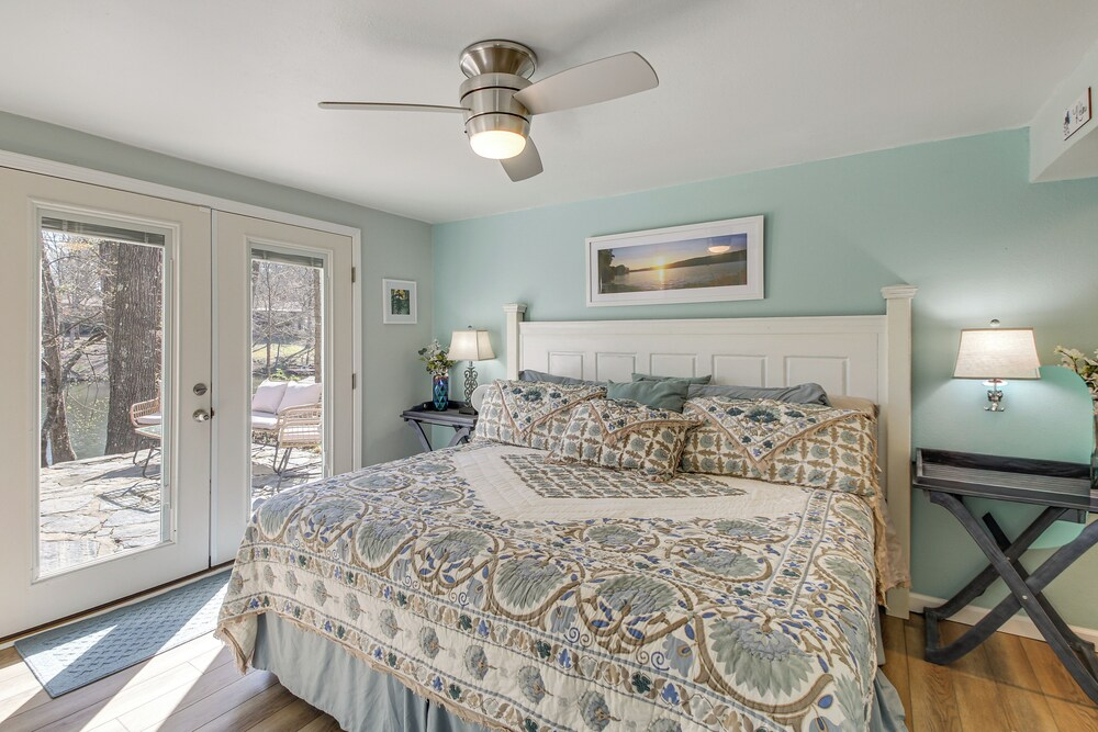 Tranquil Family Retreat w/ Views on Lake Desoto