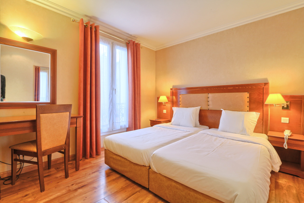 121 Paris Hotel