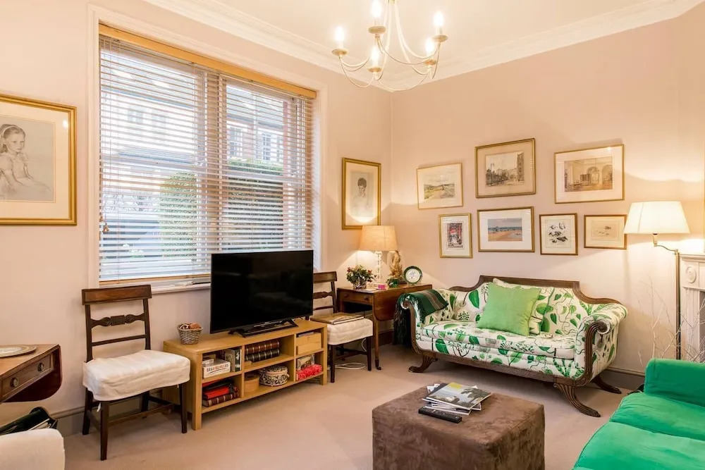 Traditional British 1 Bed Beside Battersea Park
