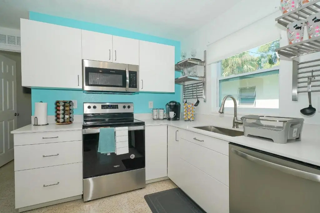 Modern & Fresh - Less than 3 miles to the Beach