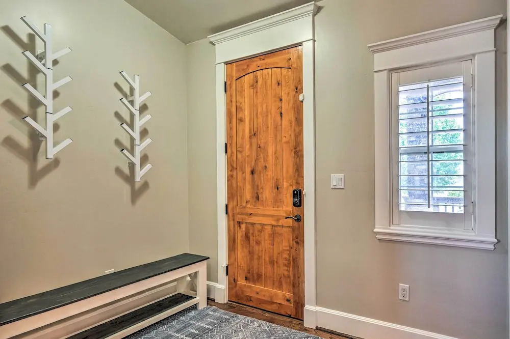 Bellemont Family Home w/ Hot Tub & Playground Set