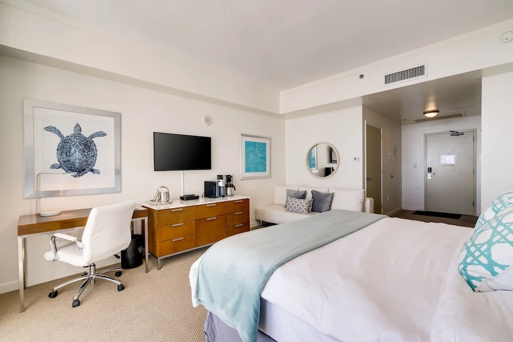 Million Dollar Ocean View Luxury Studio w/ Balcony + FREE PARKING