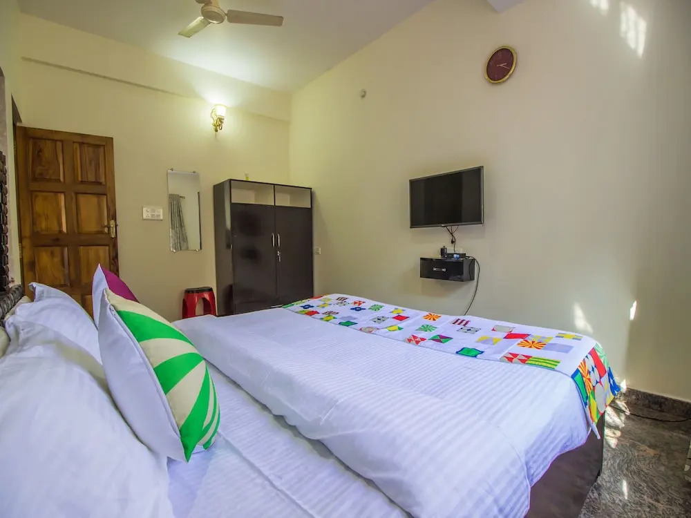 OYO 11587 Home Spacious Studios Nerul