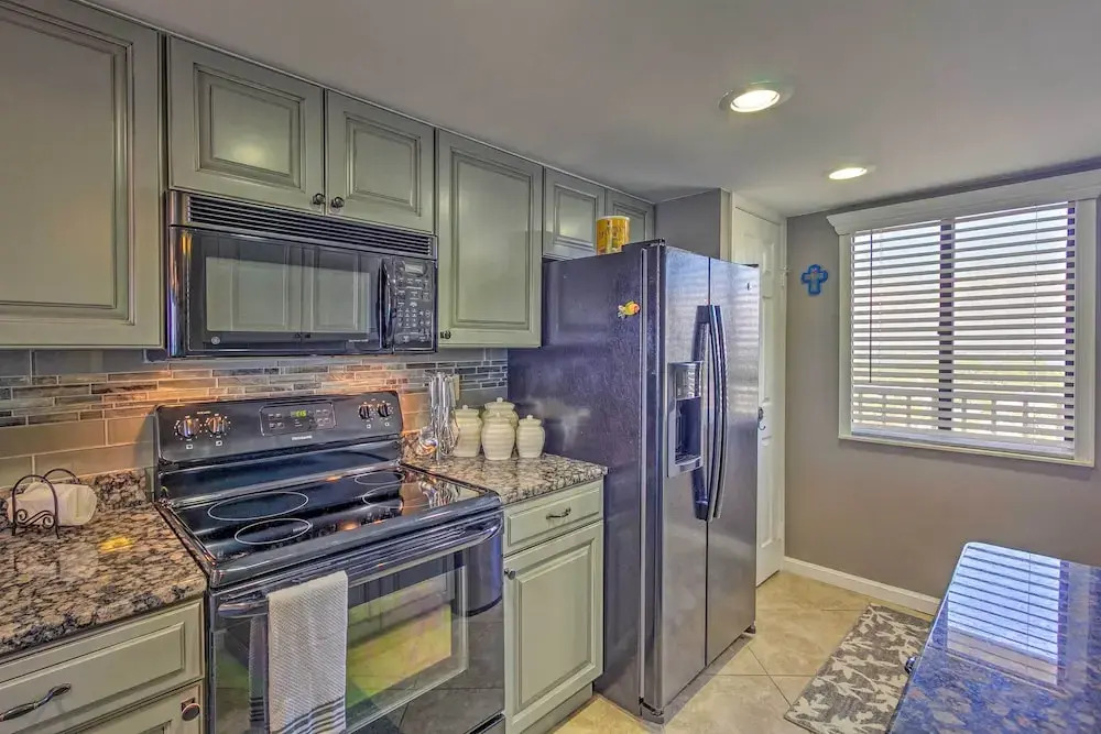11th-floor PCB Condo w/ Ocean View, Walk to Dining