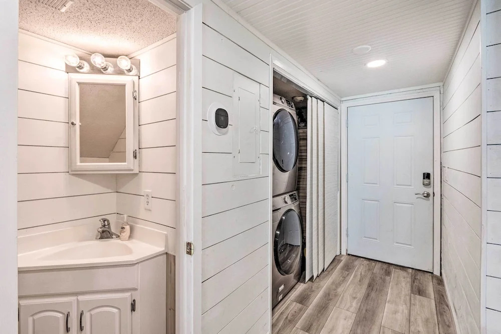 Chic Fort Walton Condo ~ 2 Blocks to Beach!