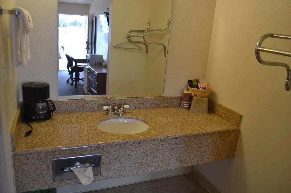 Budget Inn & Suites