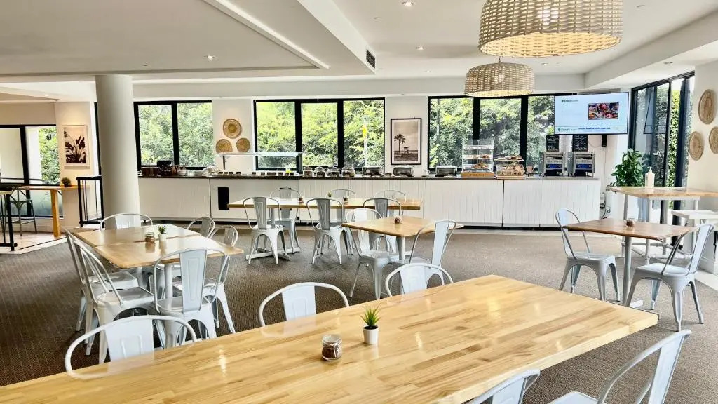 Oakbridge Hotel & Apartments