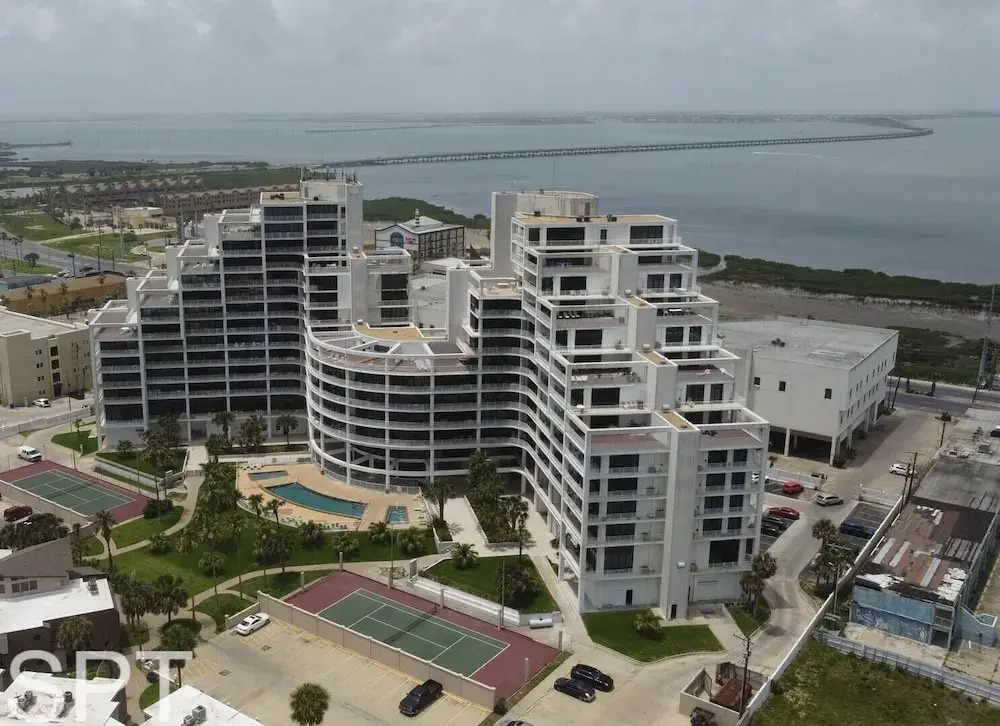 2 Level Beachfront Luxury 2 Bedroom Home by Redawning