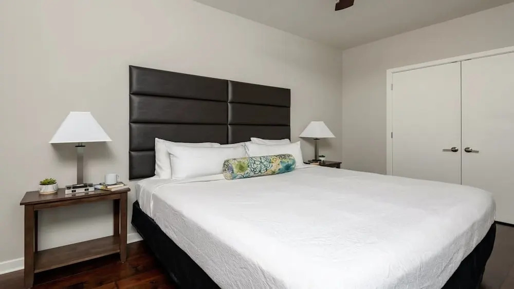 Bold CozySuites w/pool, gym, roof #7