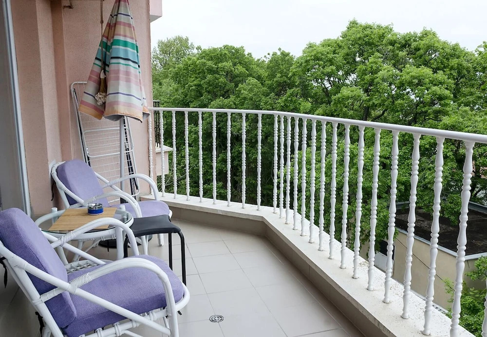 FM Luxury 1-BDR Apartment - Into the Woods