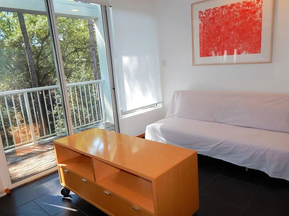 055 Bough House