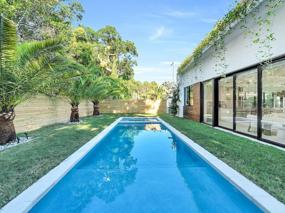 Luxury Pool Home - Downtown Brickell