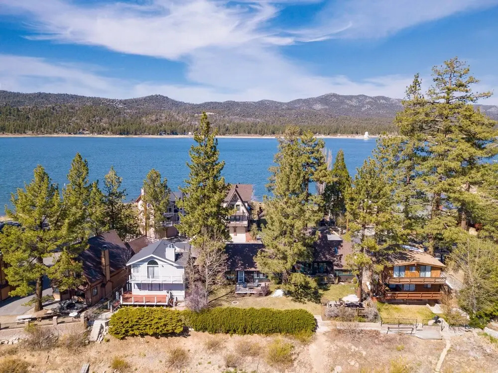 Moosehead by AvantStay Lakefront Cabin w Pool Table Bar and Lake Access