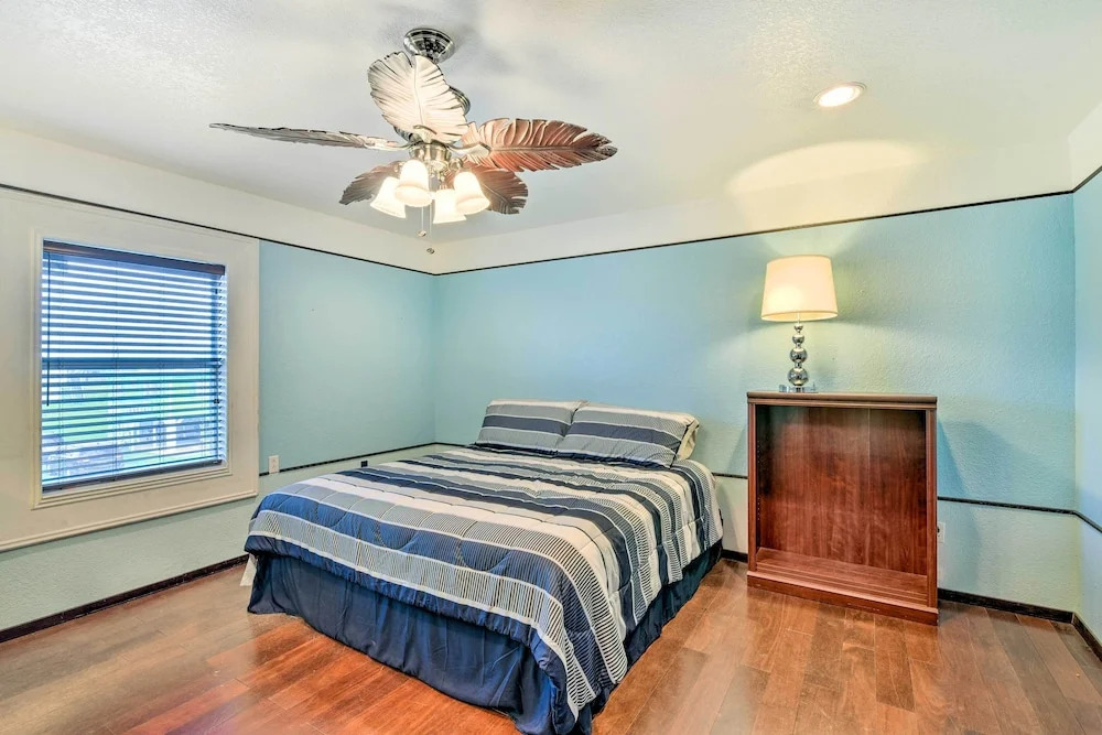Relaxing Surfside Bunkhouse - Walk to the Beach!