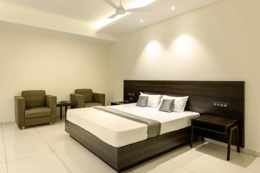 Hotel Paramount Suites & Service Apartments