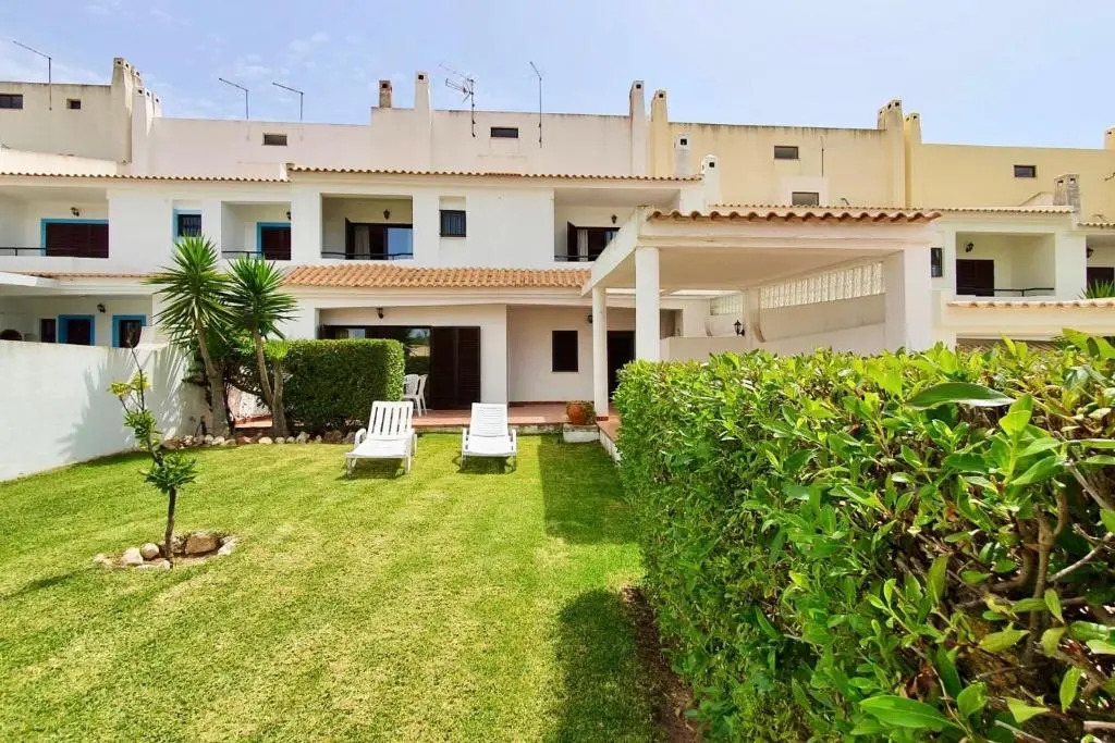 LovelyStay - Alto dos Caliços 2BR House with Garden