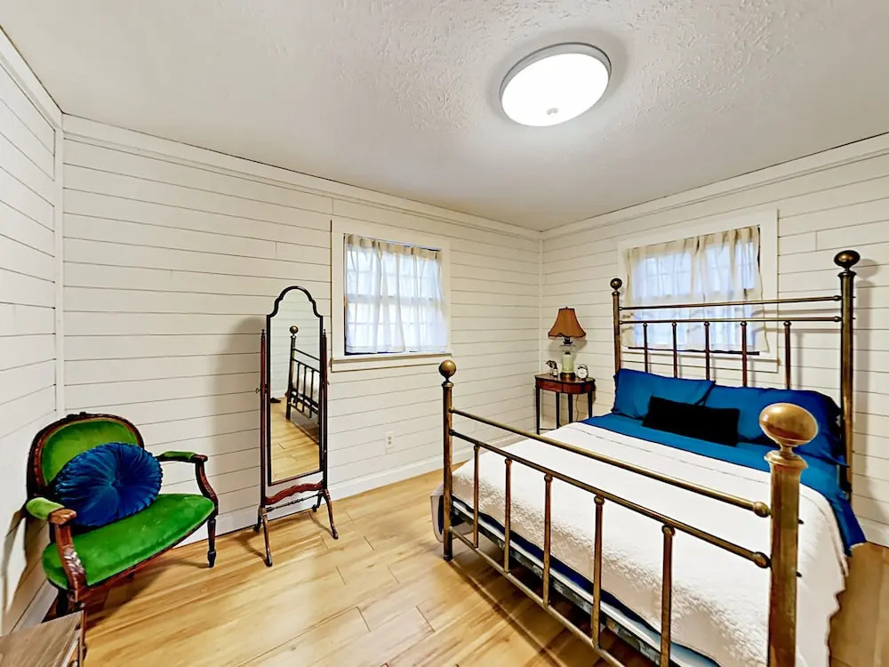 Retro-chic 1920s Bungalow - 2 Bedroom Cabin