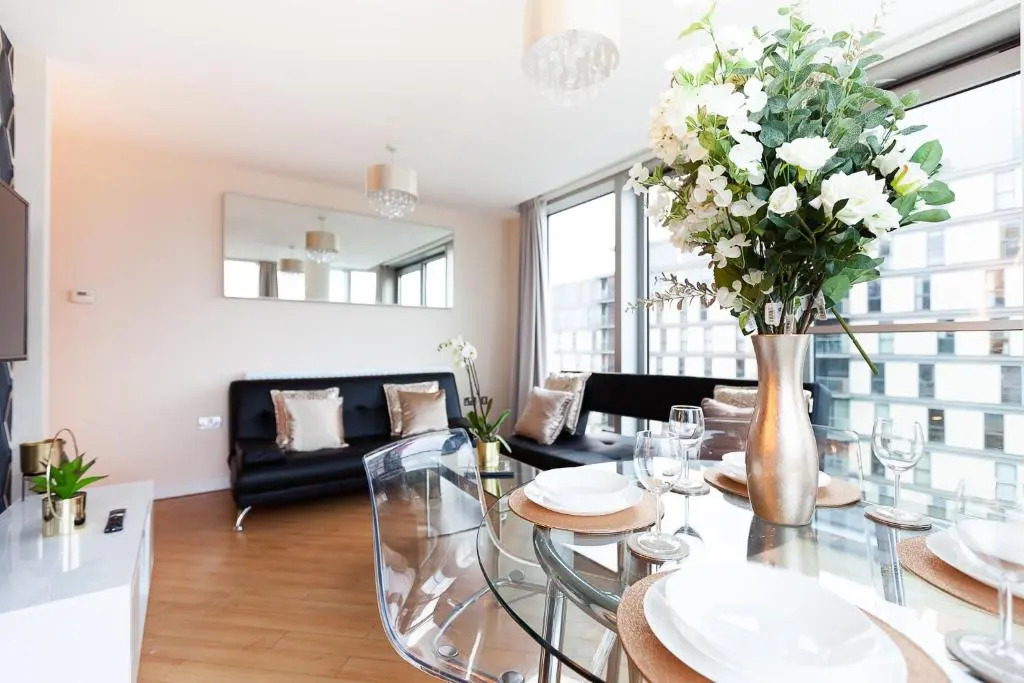 2 Bedroom 2 Bathroom Apartment in Central Milton Keynes with Free Parking and Smart TV - Contractors, Relocation, Business Travellers