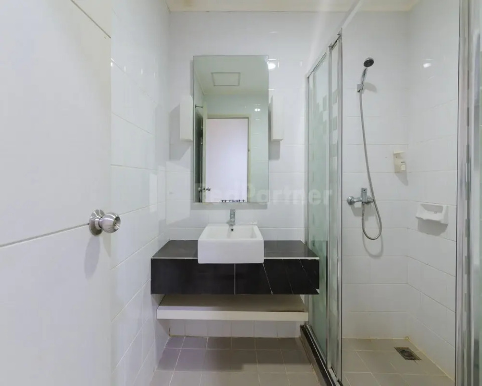 Metro Hotel near Kota Tua Mitra RedDoorz