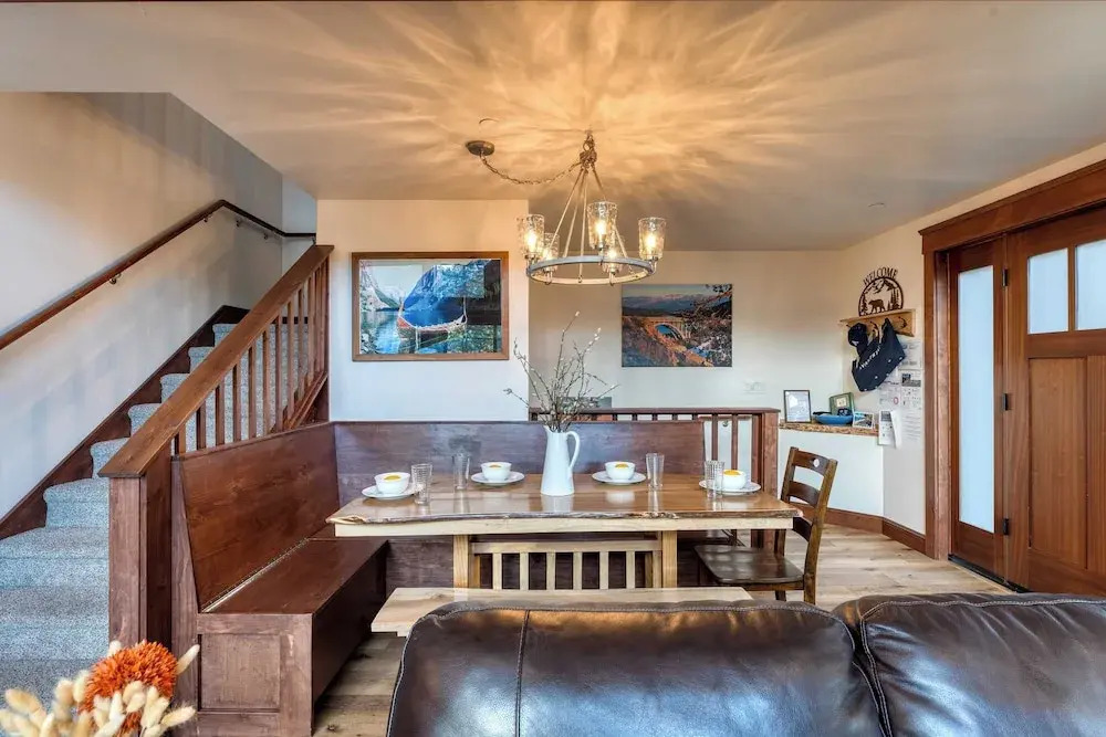 Denton by Avantstay Hot Tub, Deck w/ Fire Pit Near Skiing & Lake!