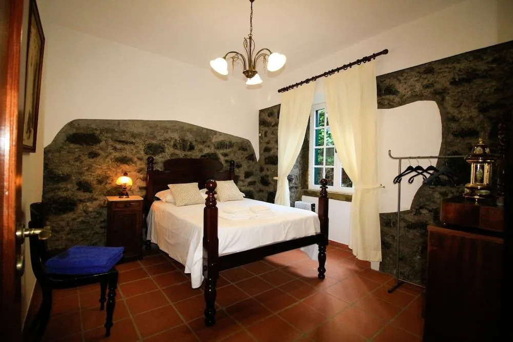 Gouveia Cottage by Analodges
