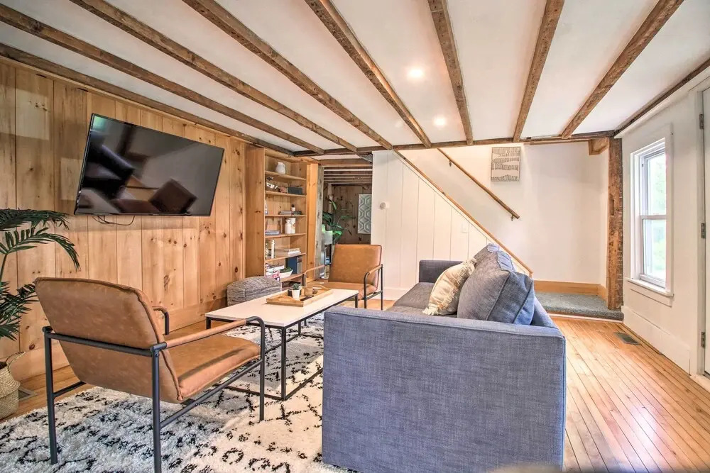 Renovated Farmhouse < 1 Mile to Okemo Mountain!