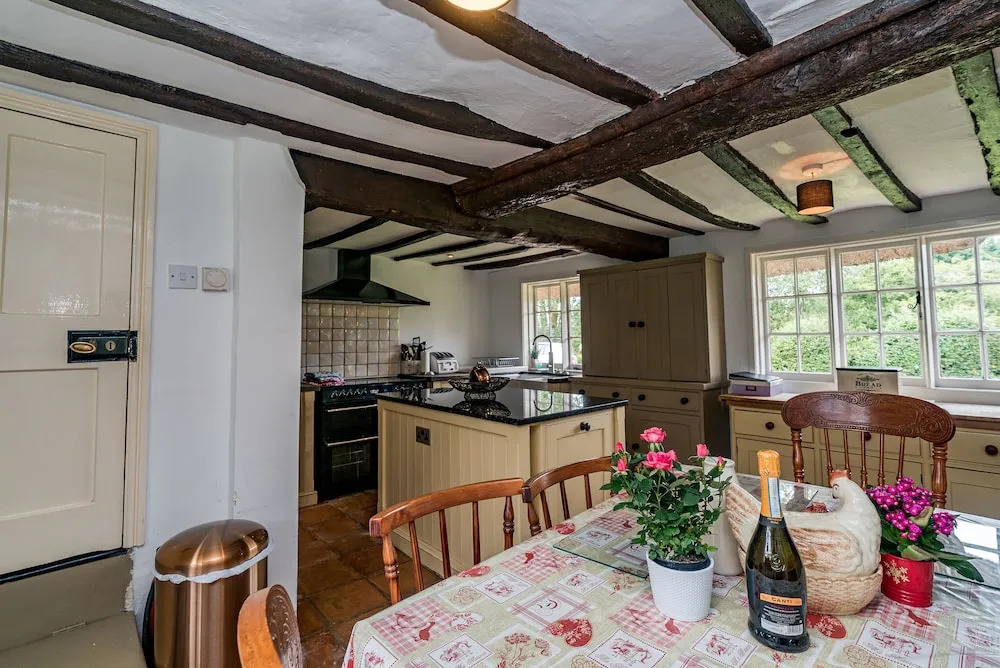 Yew Tree Cottage- Sleeps 12 Garden & Pet-Friendly
