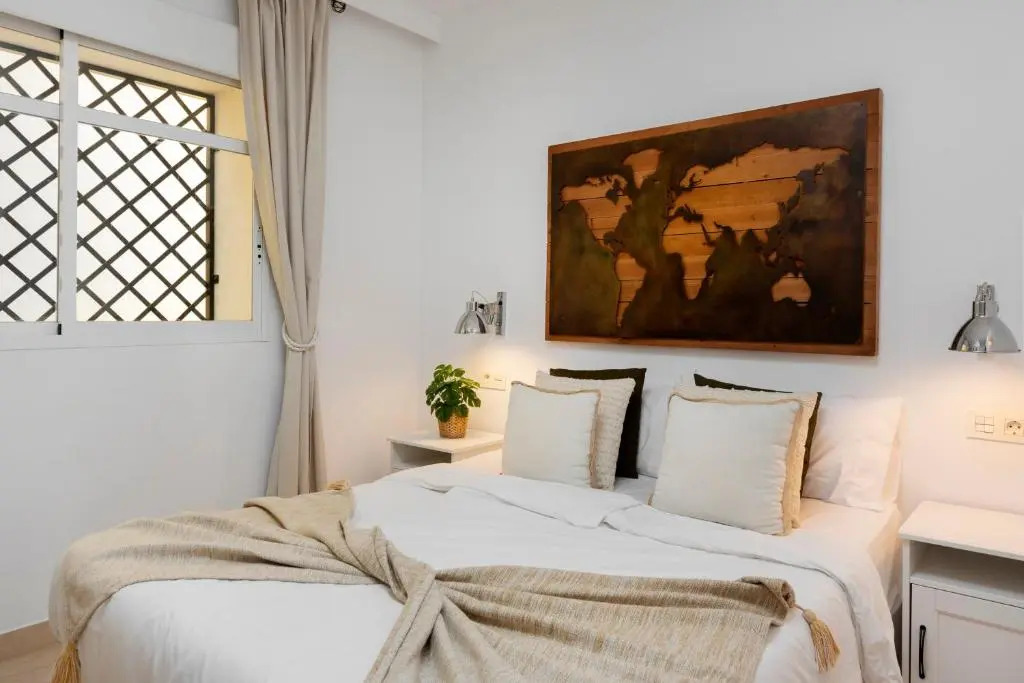 Bright 2 Bedroom apartment with parking space and swimming pools in Aloha Gardens