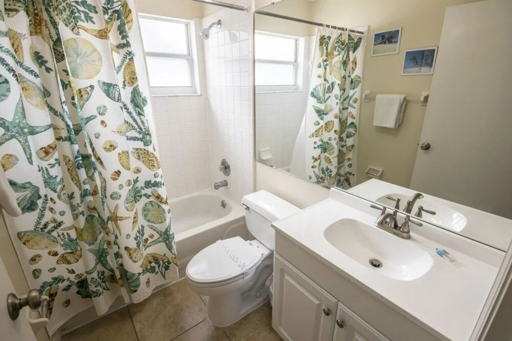 Nice "private" Pool Area! 4 Bedroom Home by RedAwning