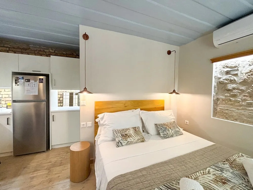 Kukuvayia s Nest-centre Old Town Corfu