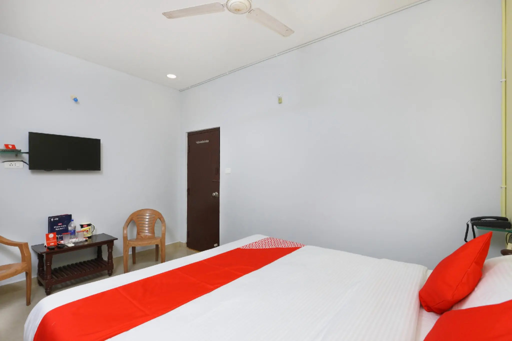 OYO 12765 Hotel Golden Rooms