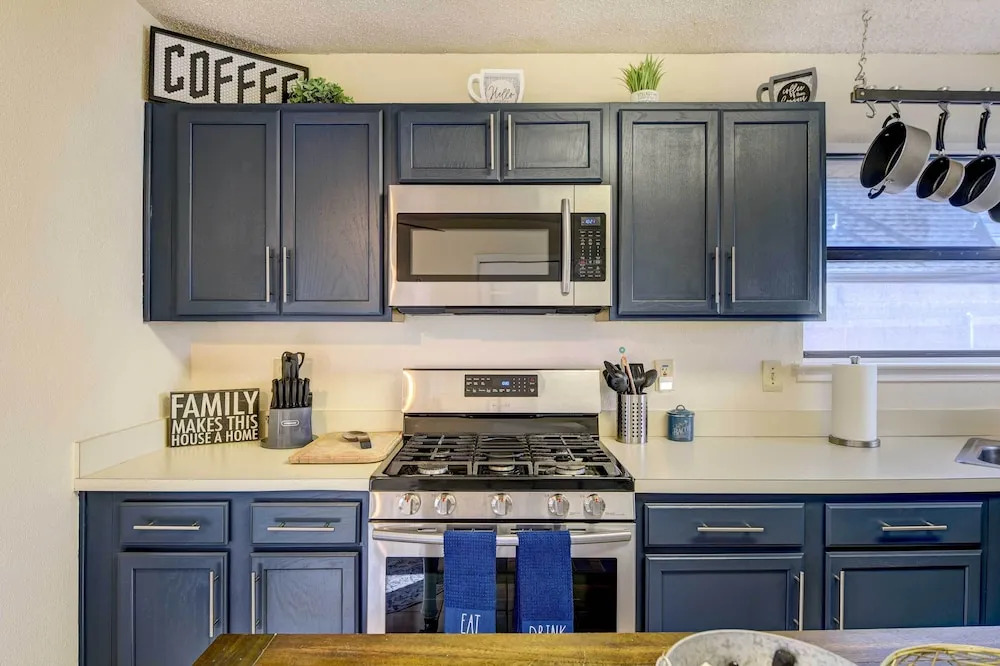 4 Mi to Joe Pool Lake: Home in Grand Prairie