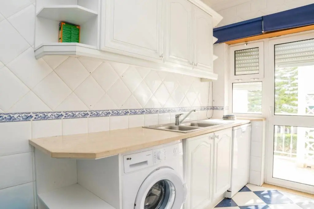3 bedroom apartment in Oura Albufeira with amazing pool at walking distance to beach, strip and old town, WIFI and AC, private condo