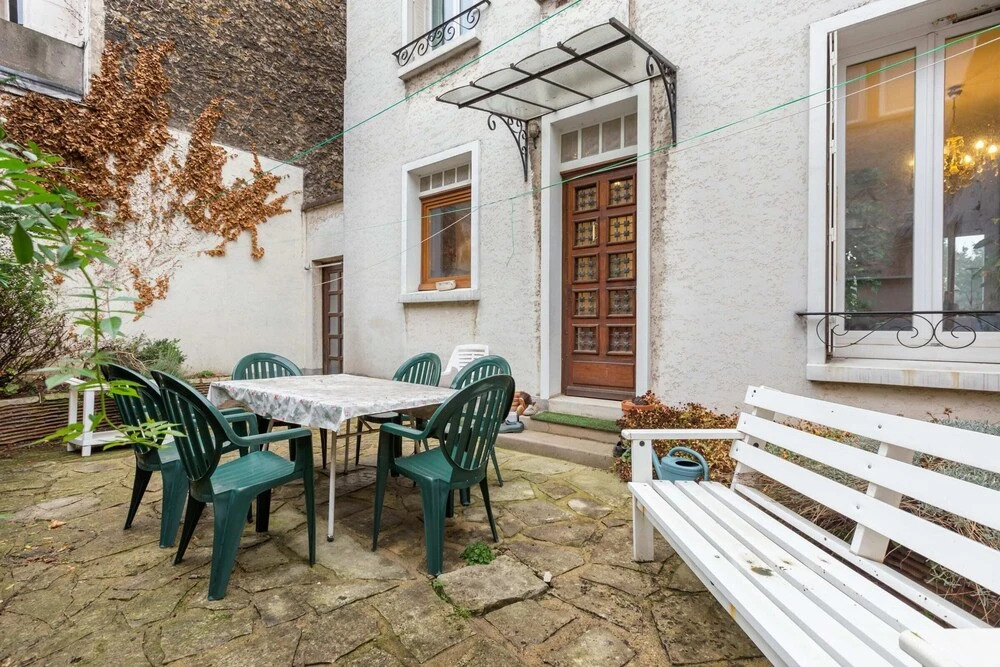 Red and Rustic Home Near Bois de Vincennes for 7 pax