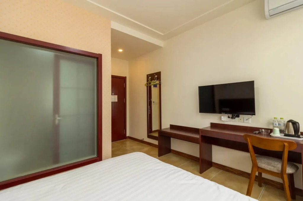 Home Inn Rui Bai Yun Hotel (Qingdao West Coast Qingdao West Railway Station Branch)