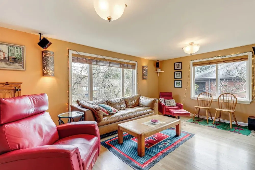 6 Mi to Dtwn Seattle: Walkable Home w/ Hot Tub