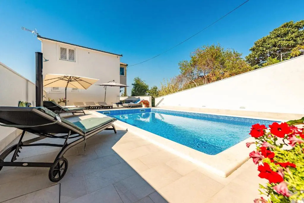 Apartments Villa Nea Leona