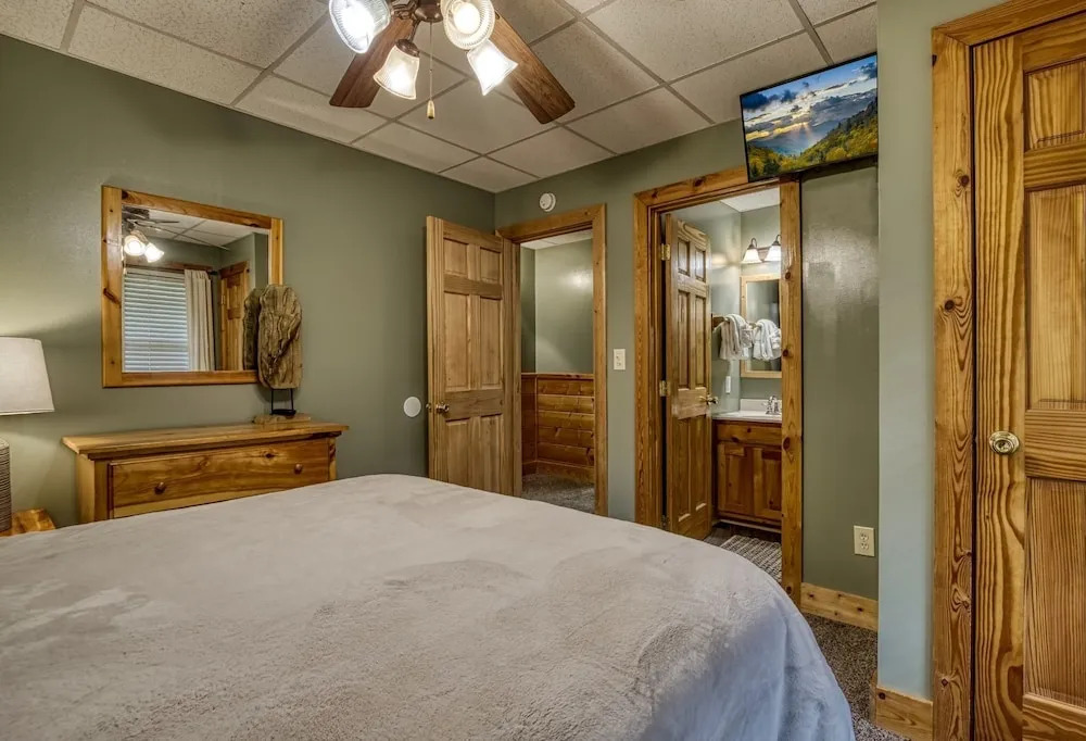 Ern813 - Heavenly View- Great Location! Close To All The Action! 6 Bedroom Cabin by RedAwning