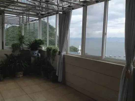 Fuxian Lake Coastline Express Hotel (Luchong Scenic Area)