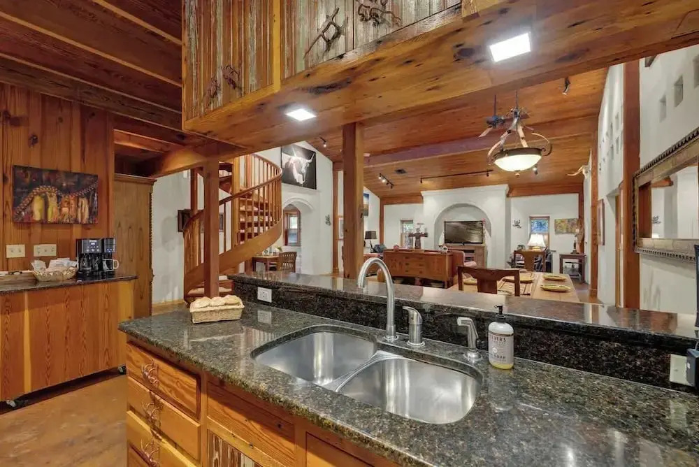 The Willows Casa Grande + Sundown Suite Sleeps 13 - Close to Main St