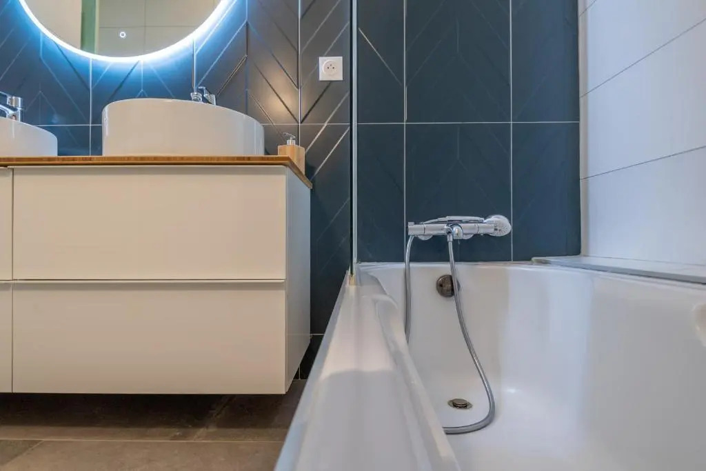 Spacious T3 apartment with a balcony near the old town