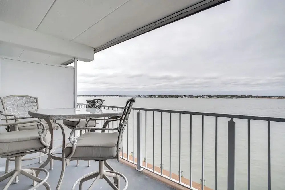 Pool & Boardwalk Access: Bayfront Ocean City Condo