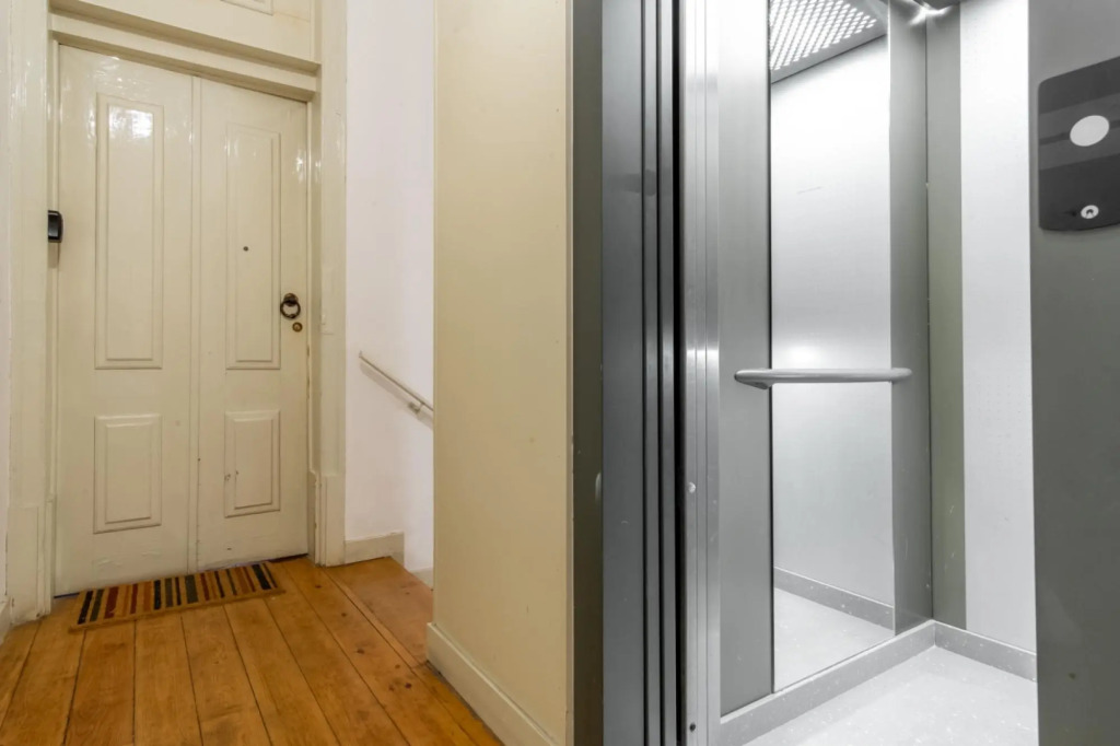 LV Premier Baixa CR2 lift, AC, center, balcony