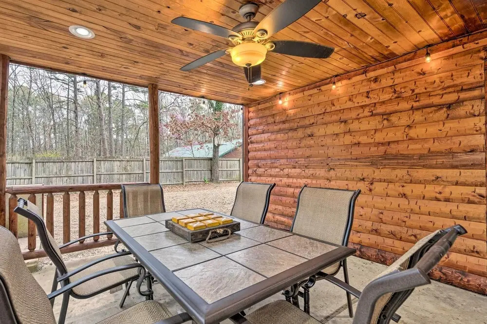 Cabin w/ Hot Tub & Grill - 6 Mi to Broken Bow Lake